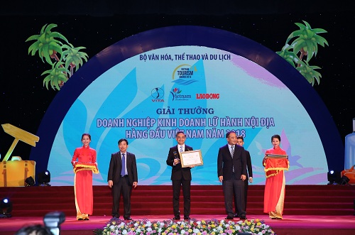 Mr. Tran Doan The Duy - Vice General Director of Vietravel received award for top 10 of Leading Domestic Travel Company in 2018 at Vietnam Travel Awards 2018 Ceremony